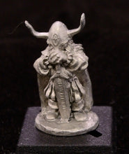 Load image into Gallery viewer, 50-0121: Dwarf with Greatsword I, In Reserve, Caped