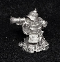 Load image into Gallery viewer, 50-2441: Dwarf Hand Gunner, Aiming