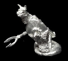 Load image into Gallery viewer, 50-6501: Reptiliad Skirmisher, Armored, At Ready, with Round Shield