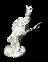 Load image into Gallery viewer, 50-6501: Reptiliad Skirmisher, Armored, At Ready, with Round Shield