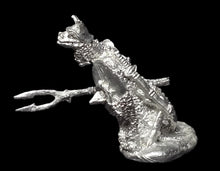 Load image into Gallery viewer, 50-6501: Reptiliad Skirmisher, Armored, At Ready, with Round Shield