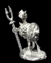 Load image into Gallery viewer, 50-6504: Reptiliad Skirmisher, In Reserve, Round Shield with Spiked Boss