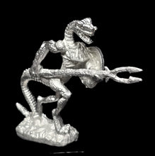 Load image into Gallery viewer, 50-6526: Reptiliad Warrior, Round Shield, Two Handed Weapon, 1st Rank