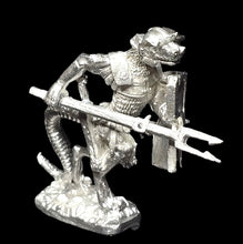 Load image into Gallery viewer, 50-6531: Reptiliad Heavy Infantry, Weapon Lowered, Scutum Shield