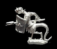 Load image into Gallery viewer, 50-6531: Reptiliad Heavy Infantry, Weapon Lowered, Scutum Shield