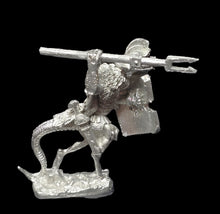 Load image into Gallery viewer, 50-6532: Reptiliad Heavy Infantry, Weapon Raised, Scutum Shield