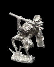 Load image into Gallery viewer, 50-6532: Reptiliad Heavy Infantry, Weapon Raised, Scutum Shield