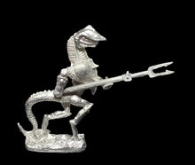 Load image into Gallery viewer, 50-6533: Reptiliad Heavy Infantry Attacking with Two-Handed Weapon, Heavy helm