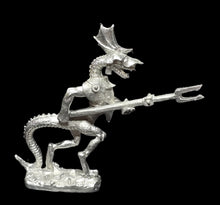 Load image into Gallery viewer, 50-6534: Reptiliad Heavy Infantry Attacking with Two-Handed Weapon, Crested Helm