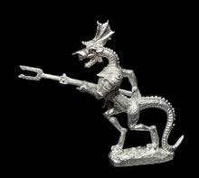 Load image into Gallery viewer, 50-6534: Reptiliad Heavy Infantry Attacking with Two-Handed Weapon, Crested Helm