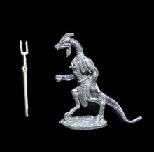 Load image into Gallery viewer, 50-6537: Reptiliad Heavy Infantry Advancing, Shield at Side