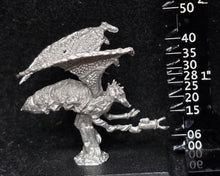 Load image into Gallery viewer, 51-7854: Mi-Go with Mist Projector, Hovering