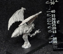 Load image into Gallery viewer, 51-7854: Mi-Go with Mist Projector, Hovering