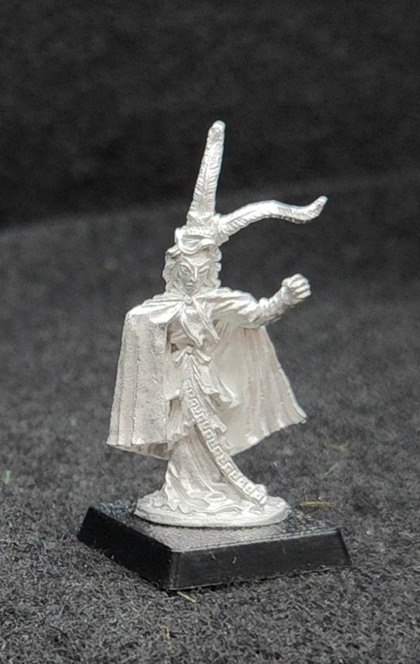 50-0090:  Elf Spellcaster, Cloaked, with Headdress