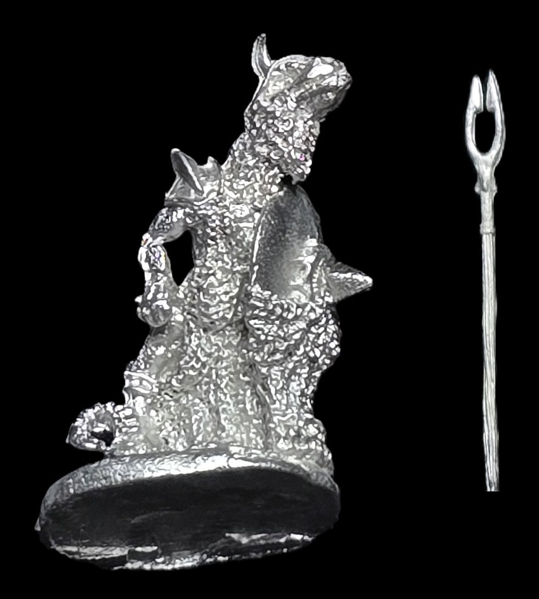 50-6501:  Reptiliad Skirmisher, Armored, At Ready, with Round Shield