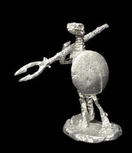Load image into Gallery viewer, 50-6505:  Reptiliad Skirmisher, In Reserve, Smooth Round Shield
