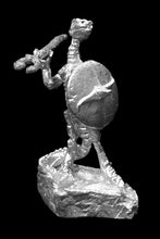 Load image into Gallery viewer, 50-6506:  Reptiliad Skirmisher, Weapon Raised, Round Shield [Turtle Shell Base]
