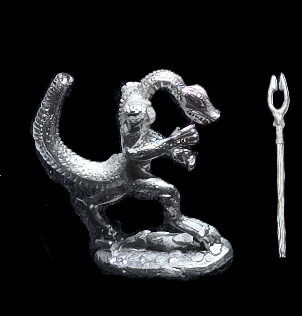 50-6523:  Reptiliad Warrior, Unarmored, Two Handed Weapon, Advancing, Tail Up