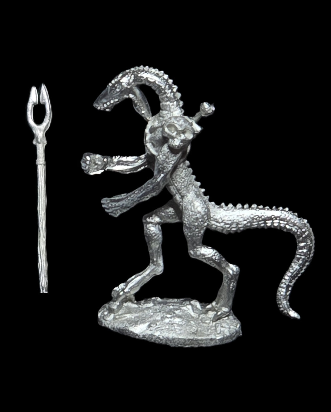 50-6524:  Reptiliad Warrior, Unarmored, Two Handed Weapon, Advancing, Tail Down