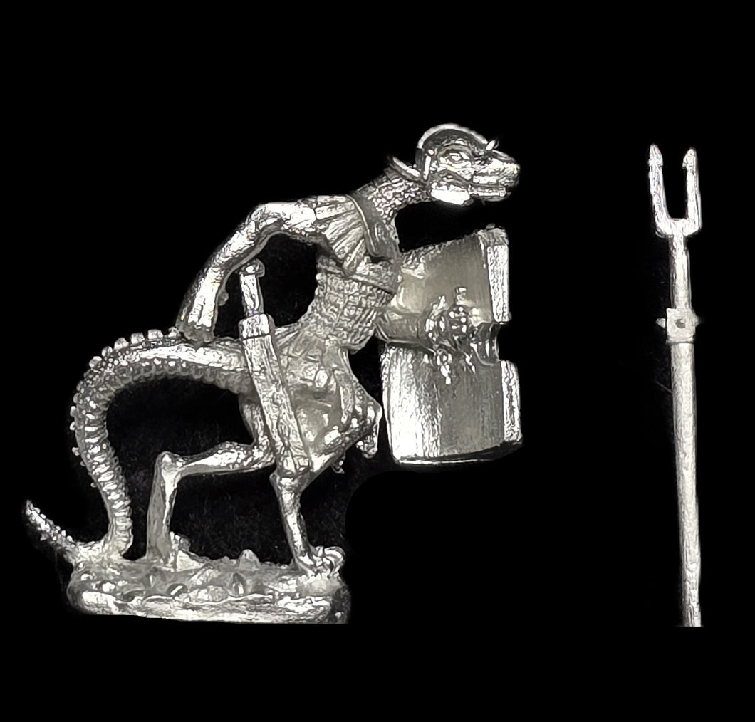 50-6531:  Reptiliad Heavy Infantry, Weapon Lowered, Scutum Shield