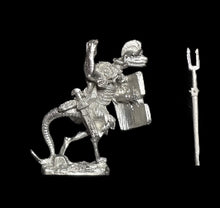 Load image into Gallery viewer, 50-6532:  Reptiliad Heavy Infantry, Weapon Raised, Scutum Shield
