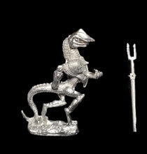 Load image into Gallery viewer, 50-6533:  Reptiliad Heavy Infantry Attacking with Two-Handed Weapon, Heavy helm
