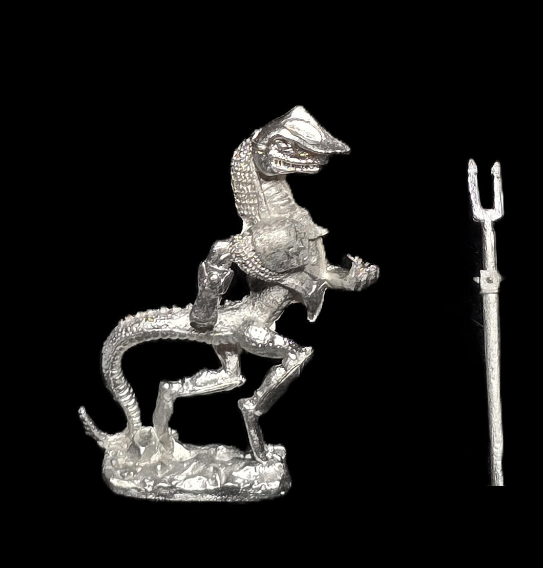 50-6533:  Reptiliad Heavy Infantry Attacking with Two-Handed Weapon, Heavy helm