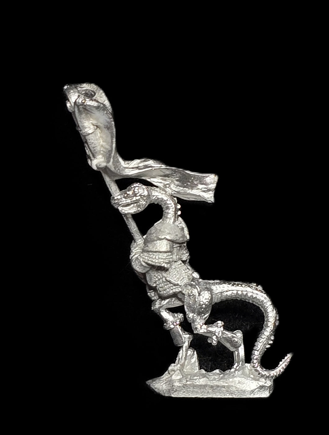 50-6562:  Reptiliad Standard Bearer