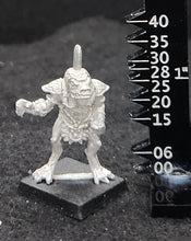 Load image into Gallery viewer, 50-6833:  Tenoch Halberdier In Reserve, Armored Shoulders, Crested Helmet
