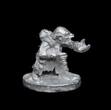Load image into Gallery viewer, 51-1426:  Goblin Raider Crossbowman, Advancing
