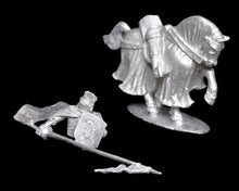 Load image into Gallery viewer, 52-0953: Paladin, Mounted, with Lance and Bucket Helm [Rider &amp; Mount]
