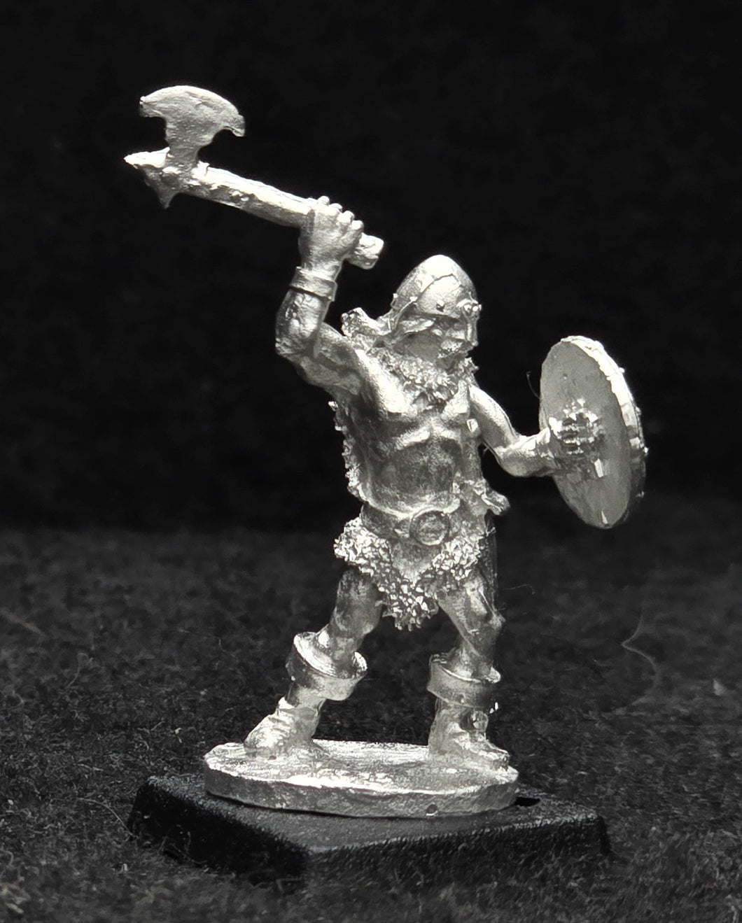 52-1611:  Northman with Axe and Shield, Attacking