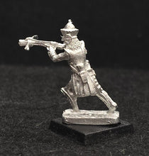 Load image into Gallery viewer, 57-7046:  Lemurian Heavy Crossbowman Firing
