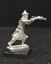 Load image into Gallery viewer, 57-7046:  Lemurian Heavy Crossbowman Firing
