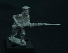 Load image into Gallery viewer, 59-6002:  Victorian Russian Rifleman Advancing, Bayonette Forward
