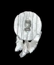Load image into Gallery viewer, 97-4117:  Round Wooden Shield with Skull and Cloth Drape [x12]
