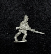 Load image into Gallery viewer, 52-8062:  Highlander NCO with Rifle
